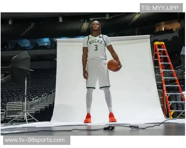 字母哥上半场表现平平仅得10分3板3助2断球队需更强支持