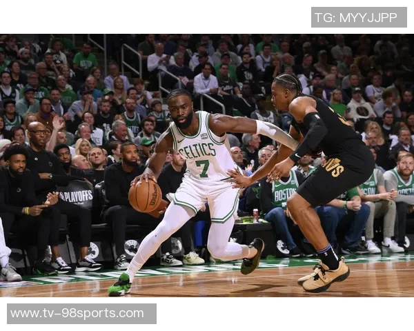 三人联手发威布朗怀特鸭王共砍80分超全队一半得分10分